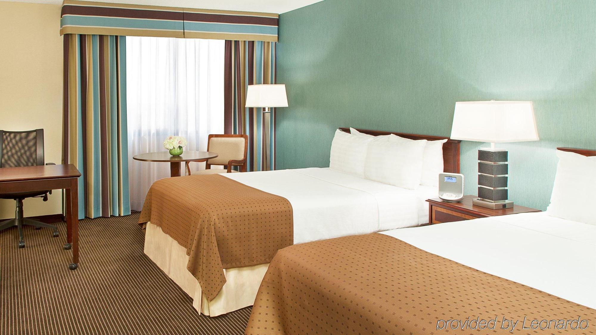 Holiday Inn Toronto - Yorkdale Экстерьер фото