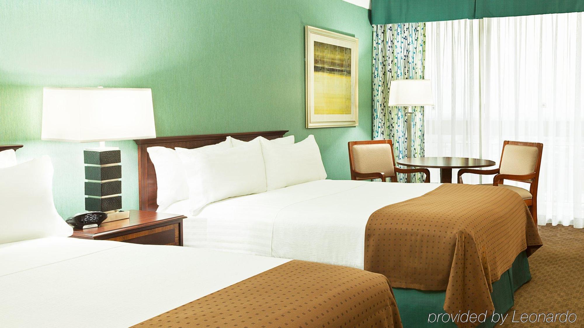 Holiday Inn Toronto - Yorkdale Экстерьер фото