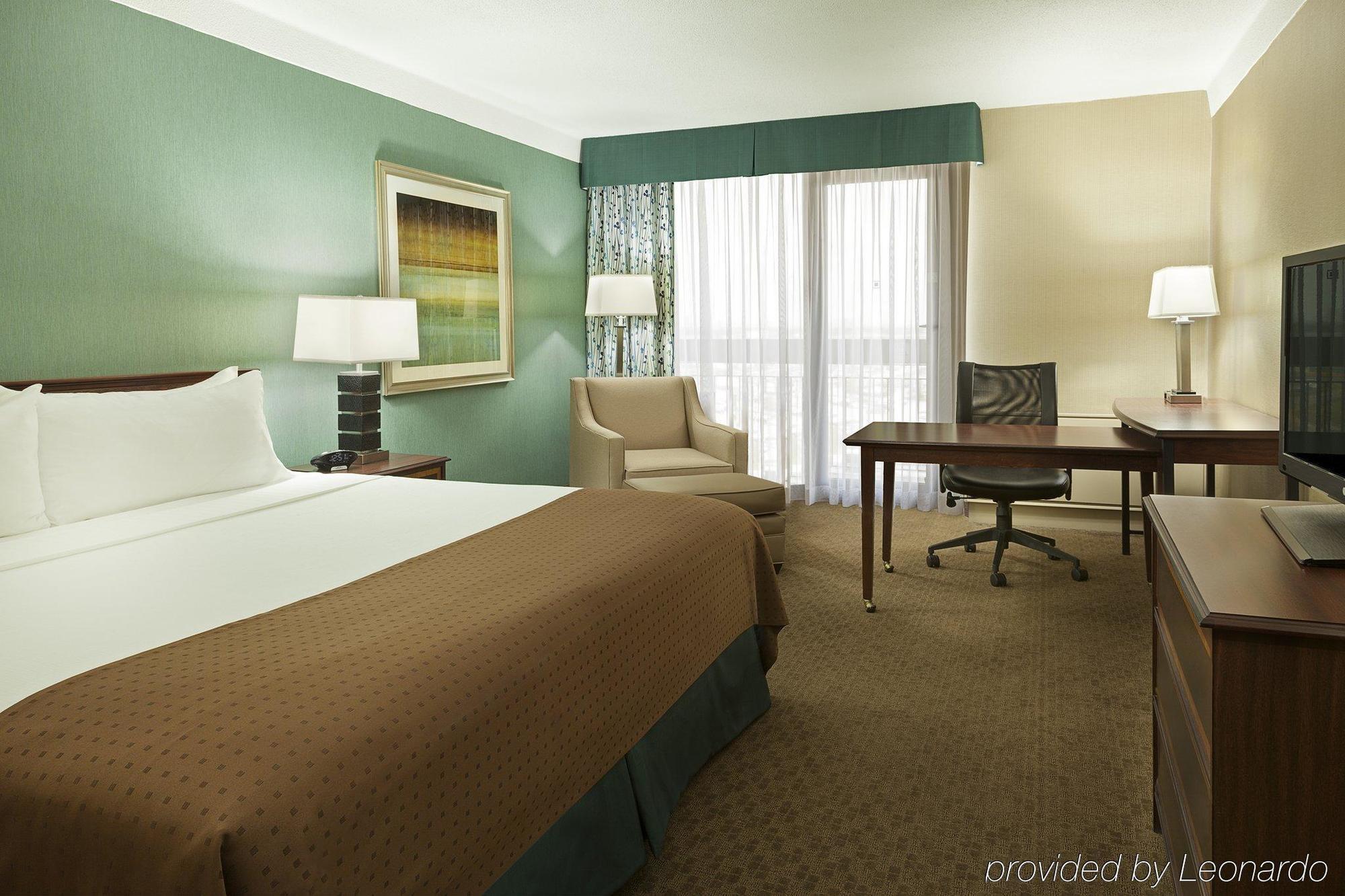 Holiday Inn Toronto - Yorkdale Экстерьер фото