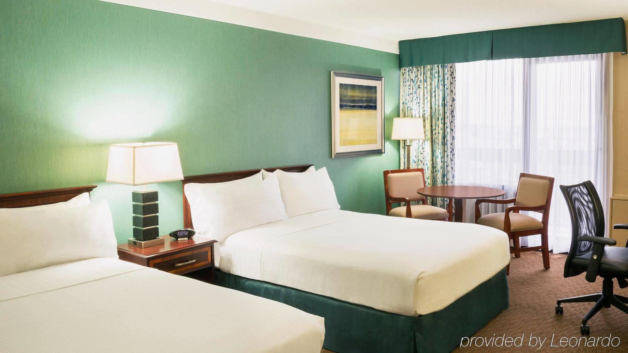 Holiday Inn Toronto - Yorkdale Экстерьер фото