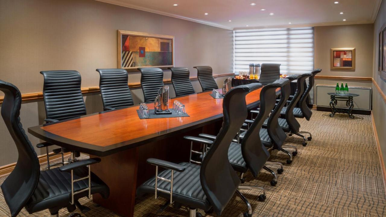 Holiday Inn Toronto - Yorkdale Экстерьер фото
